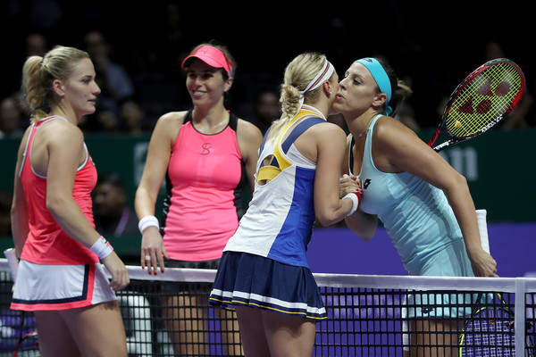 The players met at the net for a warm handshake after the match | Photo: Matthew Stockman/Getty Images AsiaPac