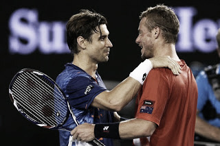 Abrazo final entre Hewitt y Ferrer. Demuestra la grandeza del australiano. Foto: Planeta Tenis
