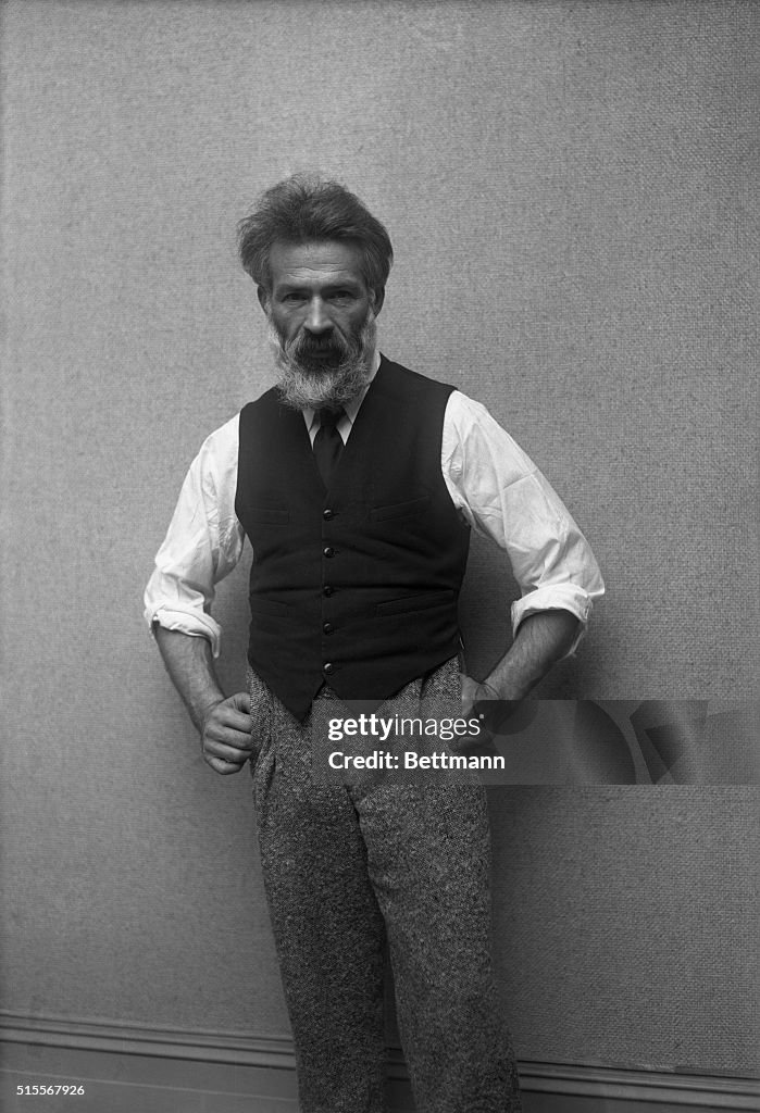 Constantin Brancusi, a menudo llamado el alumno más distinguido de Rodin, realizará próximamente una exposición de sus obras de arte. El Sr. Brancusi es conocido por su escultura 'Cósmica' en forma de huevo y espiral, la cual es una desviación del trabajo de ‘bistec’ y ‘músculo’, como él dice, que hizo famoso a Rodin. No le gusta trabajar con arcilla ni con piedra. A pesar de la controversia en París, el Sr. Brancusi niega cualquier simbolismo sexual en algunas de las obras que ha creado, las cuales han provocado una tormenta de desaprobación por parte de los críticos parisinos. El Sr. Brancusi es un rumano que ha pasado su vida en París.