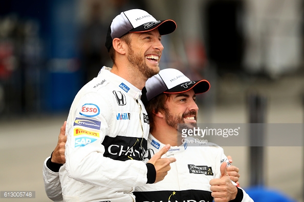 All smiles beforehand, Alonso and Button struggled. | Photo: Getty Images