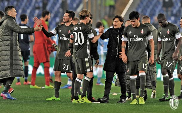 Jugadores y cuerpo técnico del Milan por el punto conseguido | Foto: AC Milan