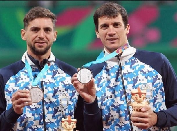 Bagnis, junto a Guido Anfreozzi, ganando la medalla de plata para Argentina en los Juegos Panamericanos en Lima. Imagen: Prensa COA y PanAm Sports