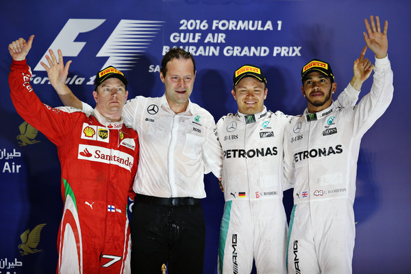 Nico Rosberg (centro), Kimi Räikkönen (esq.) e Lewis Hamilton (dir.): os três primeiros em Sakhir (Foto: Getty Images)