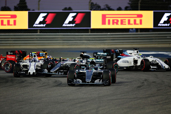 Na largada, Rosberg pulou na ponta, enquanto Lewis Hamilton e Valtteri Bottas se tocavam (Foto: Getty Images)
