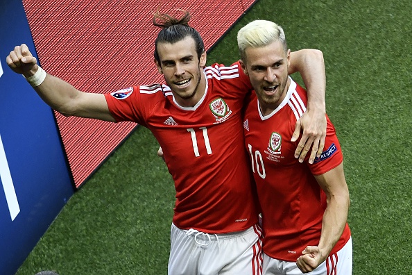 Bale and Ramsey celebrate Wales' winner | Photo: Philippe Lopez/AFP