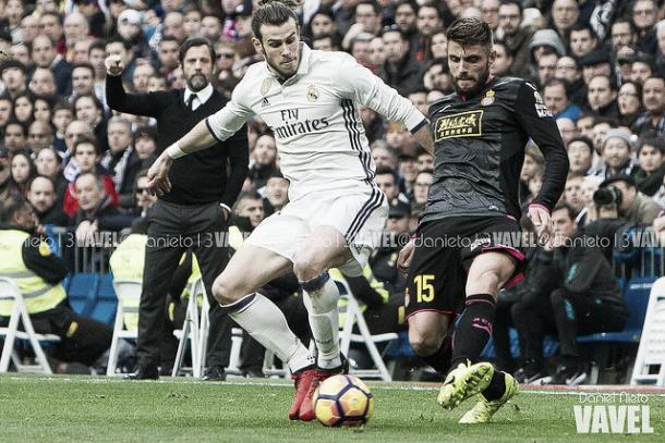 Bale pelea un balón ante el jugador el Espanyol I Foto: Daniel Nieto (VAVEL)