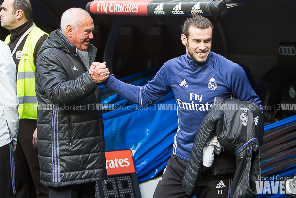 Bale entra al terreno de juego en la previa del partido. | FOTO: Daniel Nieto - VAVEL