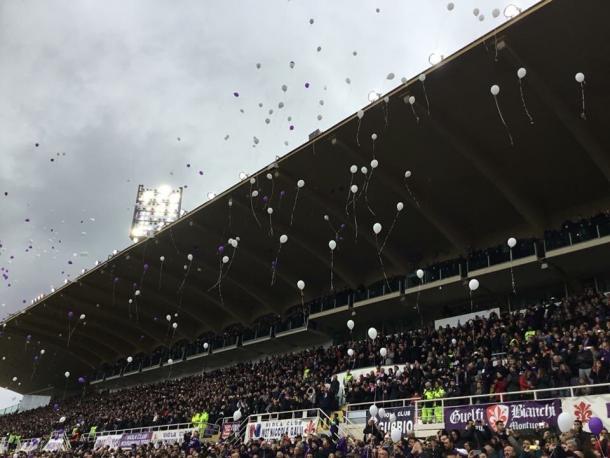 Torcida soltou balões brancos antes da partida (Foto: Divulgação/ACF Fiorentina)