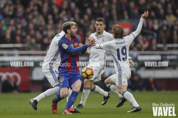 Messi reclamando una mano en el pasado Clásico. Imagen: Álex Gallardo (VAVEL)