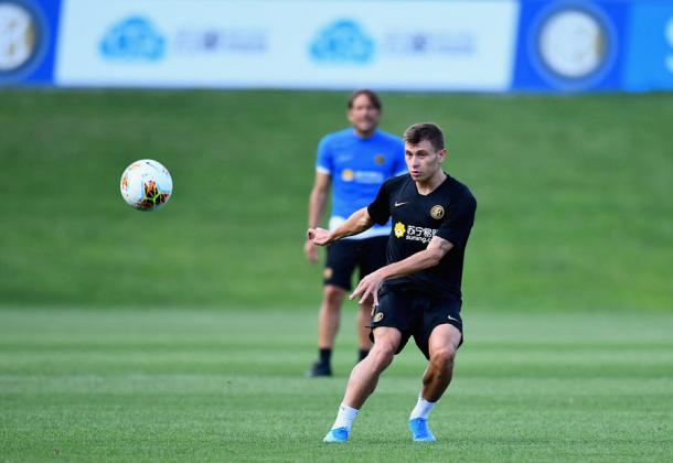 Barella envía un balón largo durante el entrenamiento / Foto: Web oficial del Internazionale