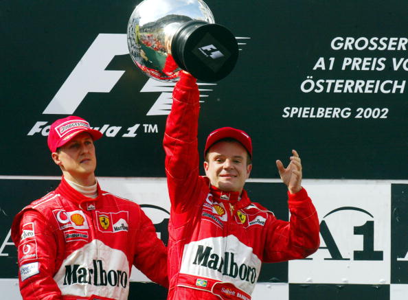 Schumacher cedeu o primeiro lugar no pódio e o troféu a Barrichello em 2002, mas não apagou a vergonha da Ferrari (Foto: Jean Pierre Müller/AFP/Getty Images)