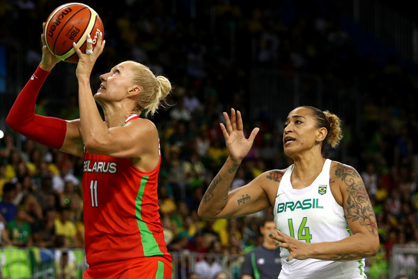 Yelena Luechanka of Belarus drives around Souza De of Brazil during their preliminary round game in the Rio Olympics/Photo: Patrick Smith/Getty Images