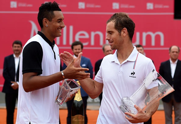 Good friends Nick Kyrgios and Richard Gasquet shake hands on the podium after the final (Photo:Getty Images)