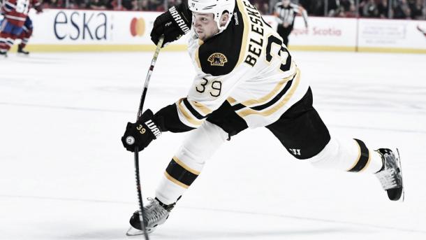 Belesky lanza el puck durante un partido | Foto: NHL.com