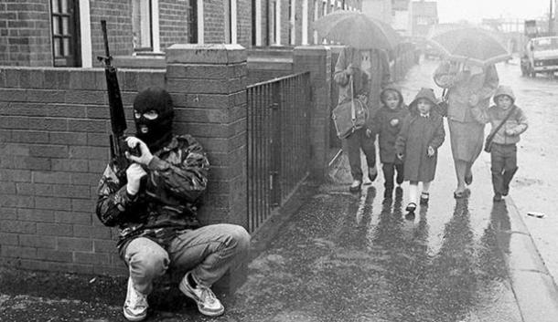 Un miembro del IRA en Belfast en 1987 (Foto: taringa.net)