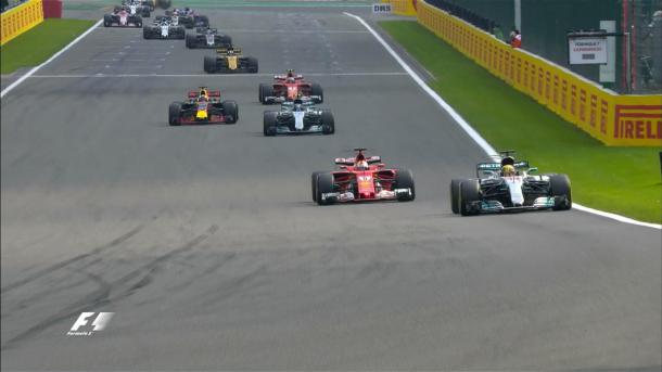 Vettel atacou na relargada, mas Hamilton manteve a ponta (Foto: Divulgação/F1)