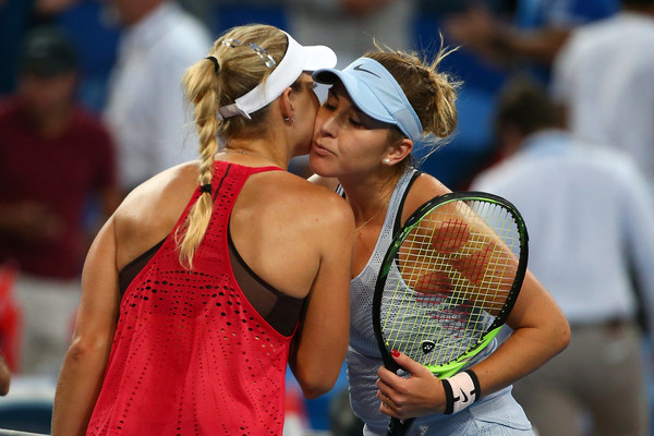 Kerber and Bencic meet at the net for a warm embrace after their encounter at the Hopman Cup | Photo: Paul Kane/Getty Images AsiaPac