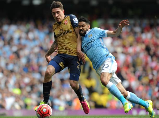 Bellerín lucha ante un jugador del Manchester City | Fotografía: Arsenal