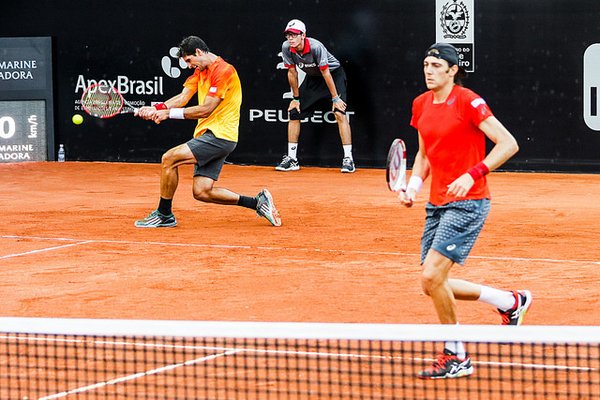 Thomaz Bellucci (left) nails a backhand as Marcelo Demoliner looks on (Photo: Rio Open)