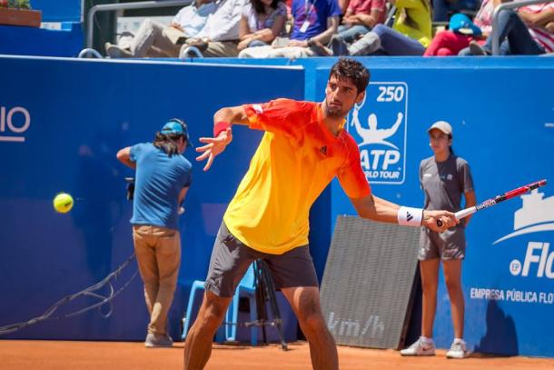 Thomaz Belluci hits a forehand during the final. Photo: Ecuador Open Quito