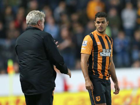 Bruce gives Arfa instructions (Photo: Worldsoccertalk.com)