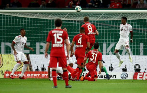 Lars Bender (centro) diminuiu no primeiro tempo e pôs fogo na semifinal (Foto: Maja Hitij/Bongarts via Getty Images)