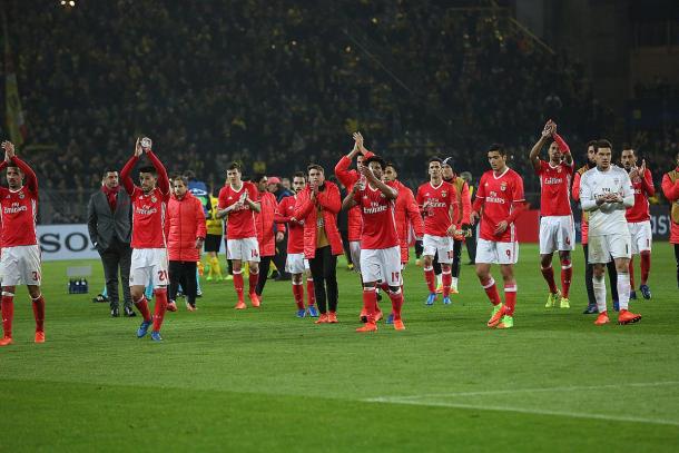 Il Benfica ringrazia i tifosi a fine partita, twitter @slbenfica_en