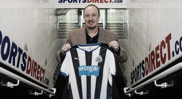 Benitez poses with the Newcastle shirt upon arrival at Tyneside | Image: Getty