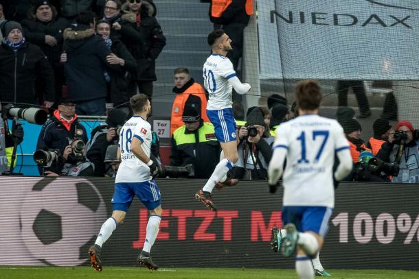 Bentaleb sacramentou a vitória com um pênalti no fim (Foto: Divulgação/FC Schalke 04)