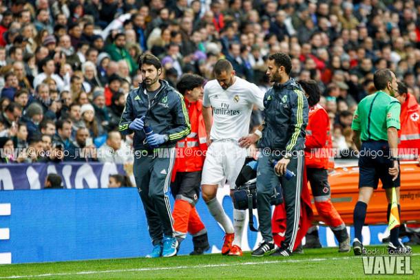 Benzema abandona el terreno de juego ante el Sporting por molestias en su tobillo derecho