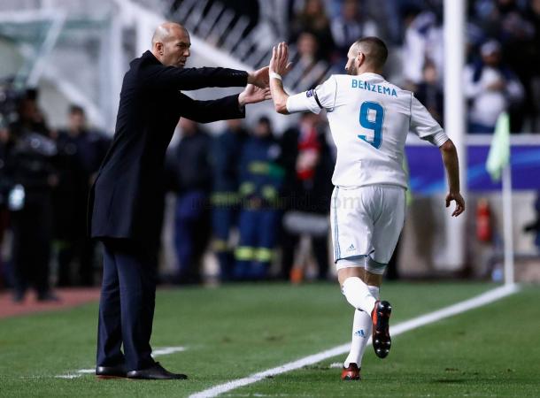 Benzema celebra el gol con Zidane | Realmadrid.com