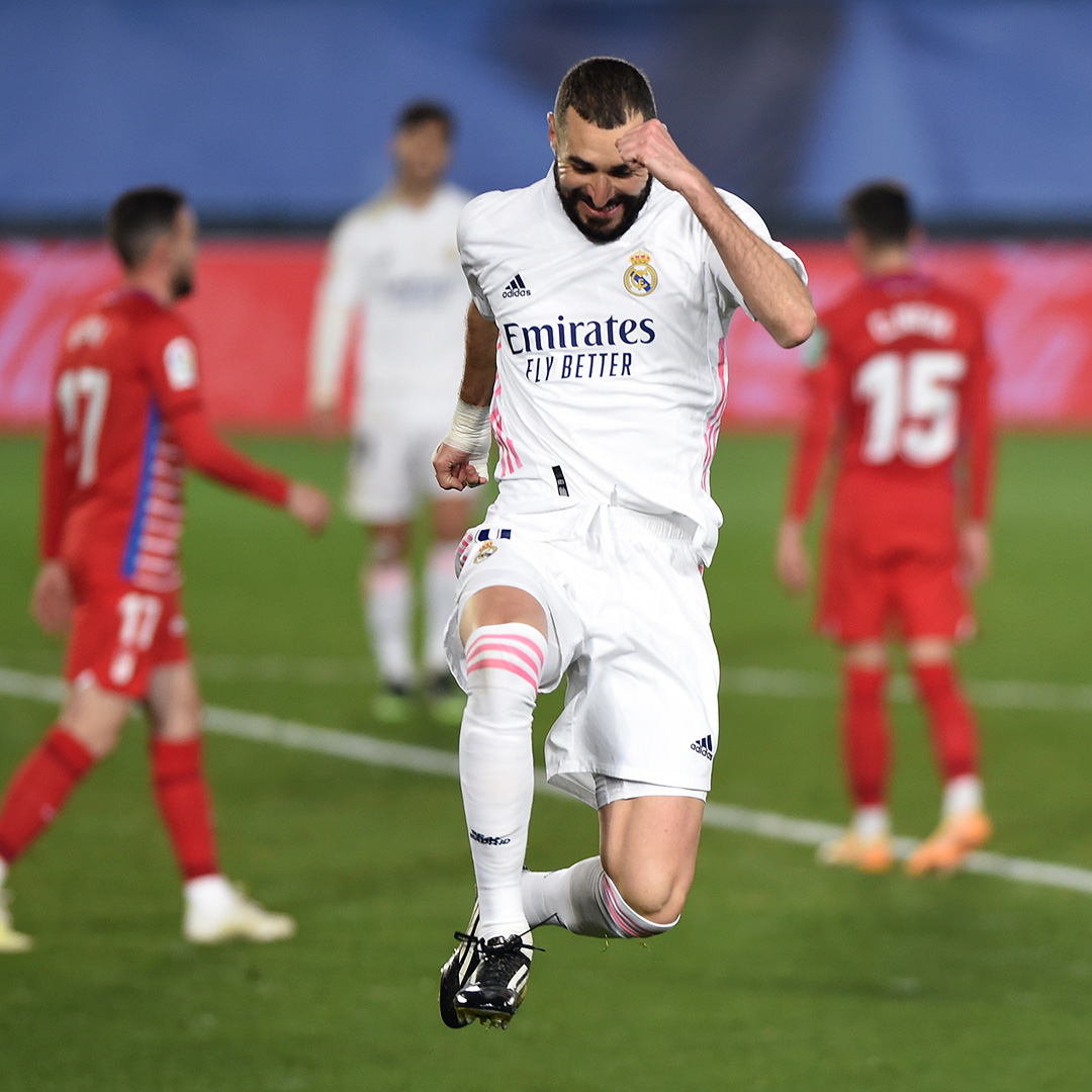 Benzema, celebrando frente a uno de sus rivales preferidos. | Foto: Real Madrid