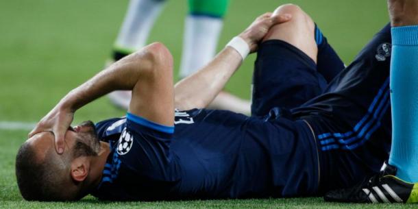 Karim Benzema a été contraint de céder sa place avant la mi-temps, visiblement touché au genou (photo : metronews.fr)