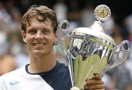 Tomas Berdych holds the Halle trophy in 2007. Photo: Ina Fassbender/Reuters
