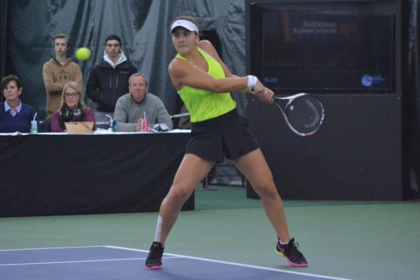 Bianca Vanessa Andreescu hits a backhand return against Catherine Bellis during the final of the 2016 Coupe Banque Nationale. | Photo: Tennis Canada