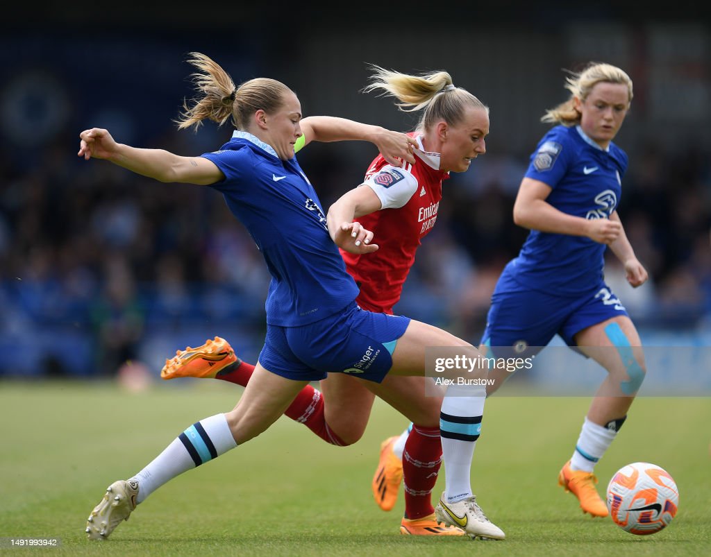 KINGSTON UPON THAMES, ENGLAND - MAY 21: Stina Blackstenius of Arsenal is challenged by <strong><a href='https://www.vavel.com/en/football/2023/04/24/womens-football/1144800-lesbian-visibility-week-celebrating-the-wsl-stars-who-are-unapologetically-themselves.html'>Magdalena Eriksson</a></strong> of Chelsea during the FA Women's Super League match between Chelsea and Arsenal at Kingsmeadow on May 21, 2023 in Kingston upon Thames, England. (Photo by Alex Burstow/Arsenal FC via Getty Images)