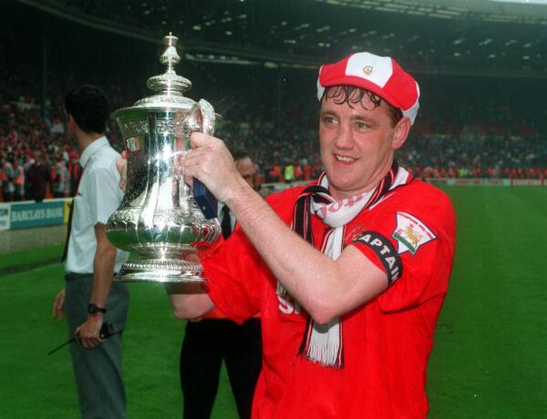 Bruce levanta la FA Cup como capitán del United. Foto: Manchester United