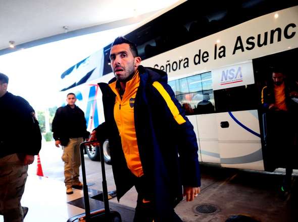 Carlos Tevez arrives in Asuncion. Photo: Olé