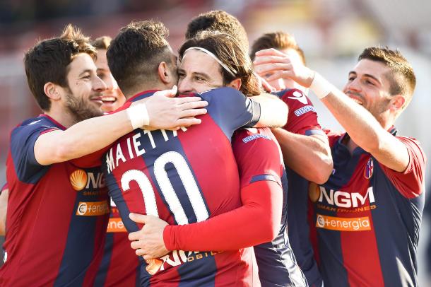 Los jugadores del Bolonia se abrazan tras un gol. / Foto: Bolonia