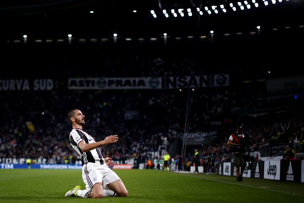 Bonucci escorrega no gramado do Juventus Stadium o quarto gol do time bianconero (Foto: Marco Bertorello/AFP)