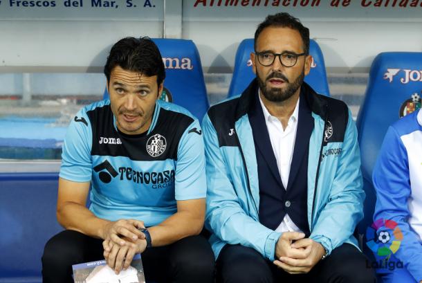 José Bordalás y Javier Vidal, en el banquillo durante el partido frente al Zaragoza | LaLiga