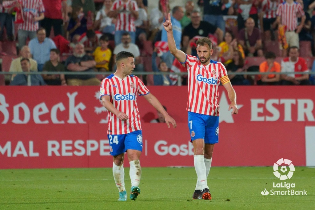 Borja García y Stuani durante un partido de segunda división. FUENTE: Girona FC