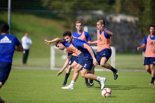 Borja Sánchez pugna por un balón durante un entrenamiento. | Imagen: Real Oviedo