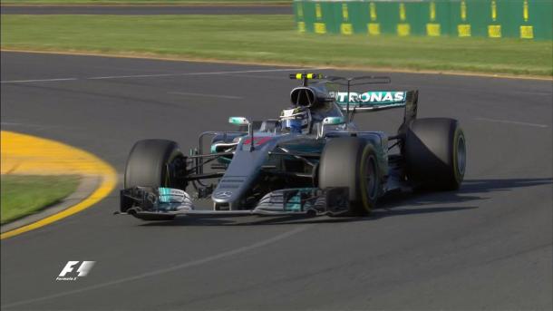 Bottas voltou como o melhor da pista após a primeira parada e pressiona Hamilton (Foto: Divulgação/F1)