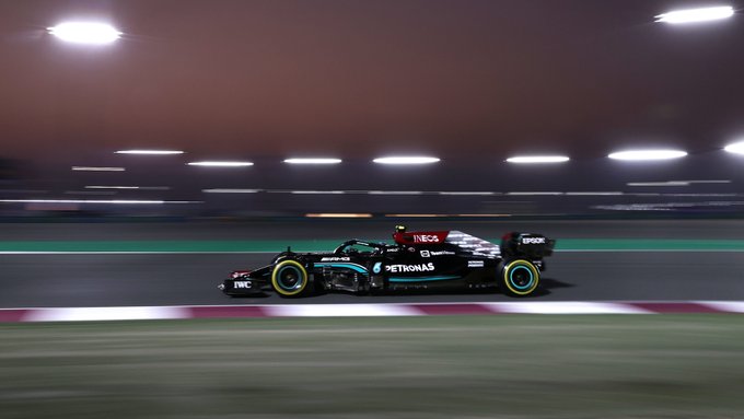 Bottas bajo la noche qatarí. / Fuente: F1