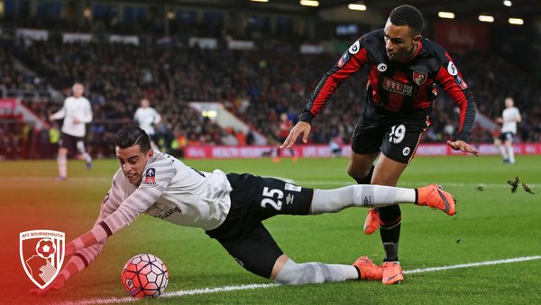 Stanislas y Funes Mori luchan el balón en un partido | Foto: AFC Bournemouth
