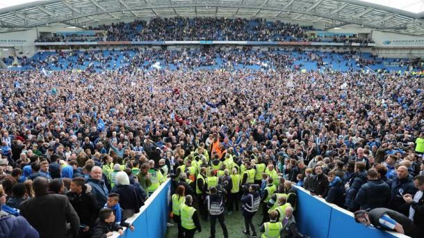 La afición celebrando el ascenso tras vencer al Wigan / Foto: Brighton and Hove