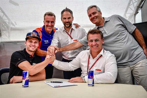 Brad Binder firmando su contrato con el equipo KTM./ Foto: press.ktm.com