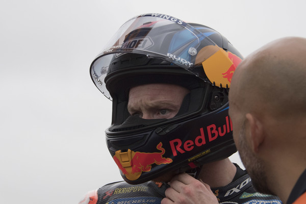Bradley Smith antes de salir a pista. Foto: Zimbio