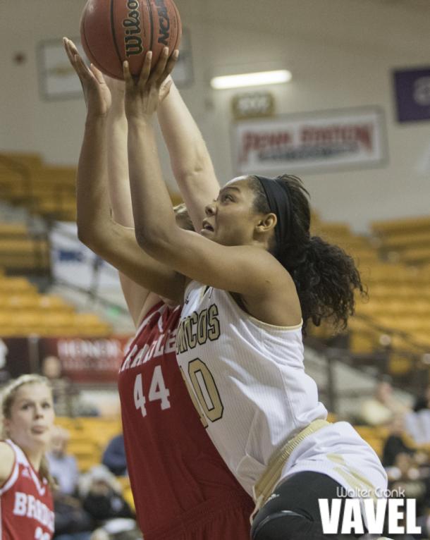 Breanna Mobley (10) go's for two against Vanessa Markert (44) Photo: Walter Cronk
